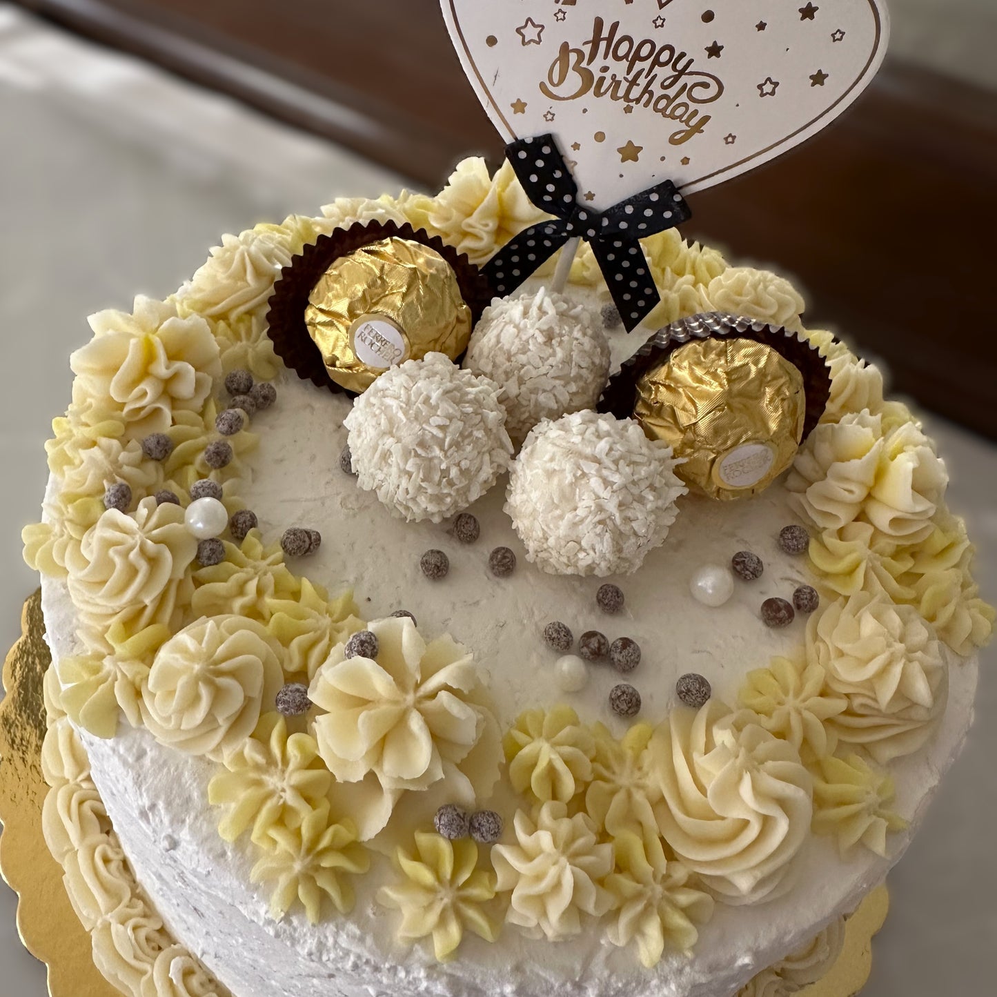 Happy Birthday Cake / White Chocolate and milk chocolate ganache